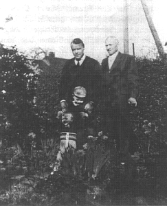 Drei Generationen - Hans mit Vater Ernst und Shnen Hajo und Fried